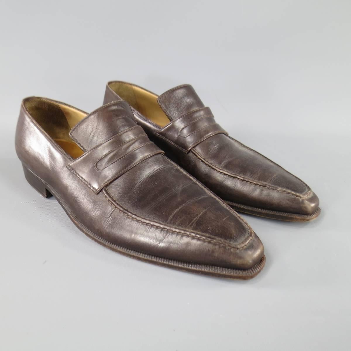 These classic BRIONI penny loafers come in a rich chocolate brown leather with a squared pointed toe and top stitch detail. Made in Italy.
 
Good Pre-Owned Condition.
Marked: 10
 
12.25 in X 4 in.