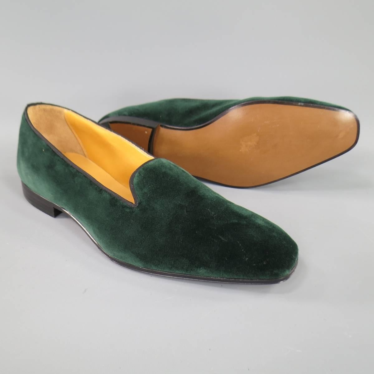 These classic chic tuxedo loafers by GAZIANO & GIRLING come in plush forest green velvet with tan leather lining, and black heel. Made in England.
 
New with Box.
Marked: 8 E
 
11.75 in X 4 in.