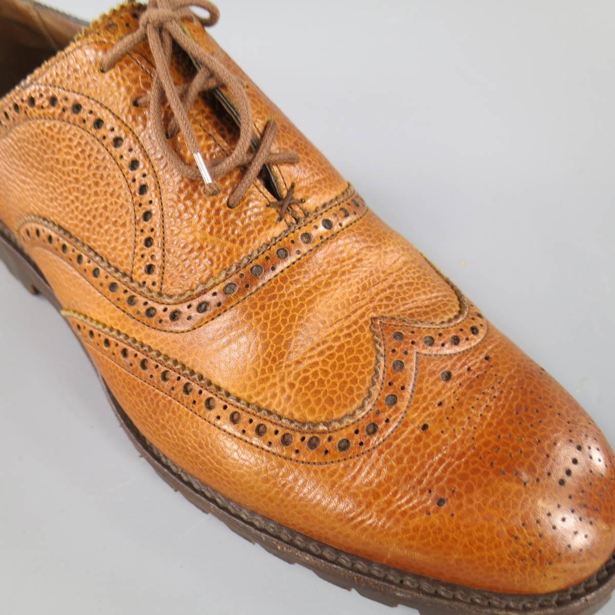These BARKER BLACK dress shoes come in rich caramel tan pebbled leather with a wingtip, brogue details, and Vibram commando sole. With Box. Made in England. Retails at $825.00.
 
Good Pre-Owned Condition.
Marked: 9 1/2
 
12.5 x 4.5 in.