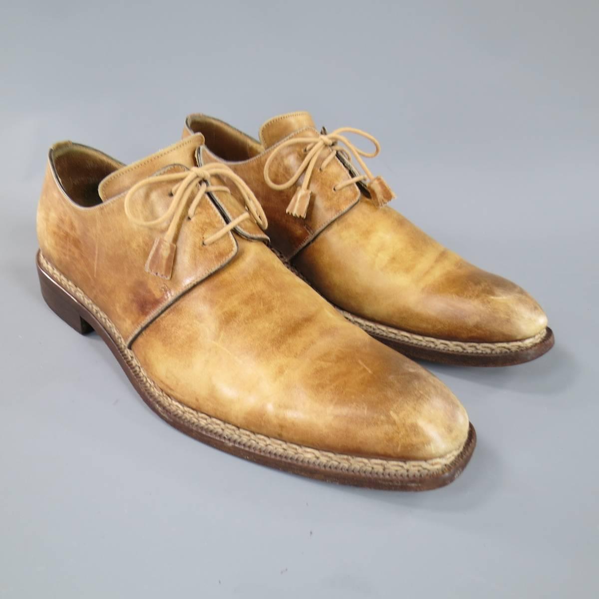 These unique CALZOLERIA HARRIS dress shoes come in a natural beige leather with multi tonal washed dye effect with a square pointed toe, tassel laces, and brown heeled sole with thick stitch detail. Made in Italy.
 
Good Pre-Owned