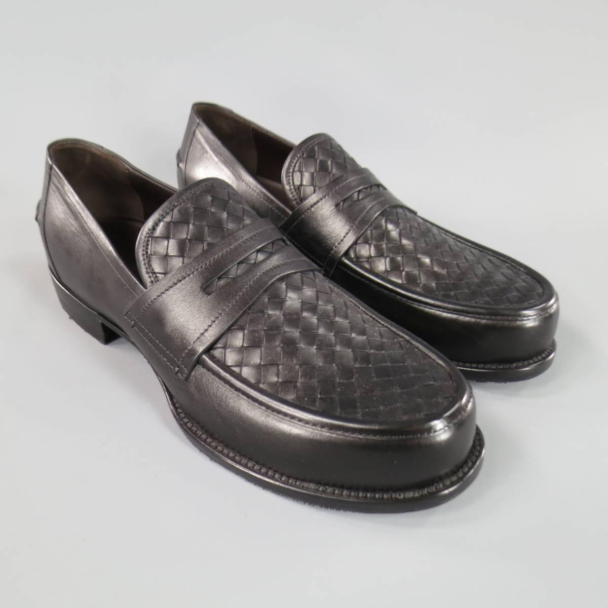 BOTTEGA VENETA classic penny loafers in smooth black leather with signature woven Intrecciato panel and low heel. Made in Italy. Retails at $870.00.
 
Pre- Owned Brand New Condition.
Marked: 54
 
12 X 4 in.