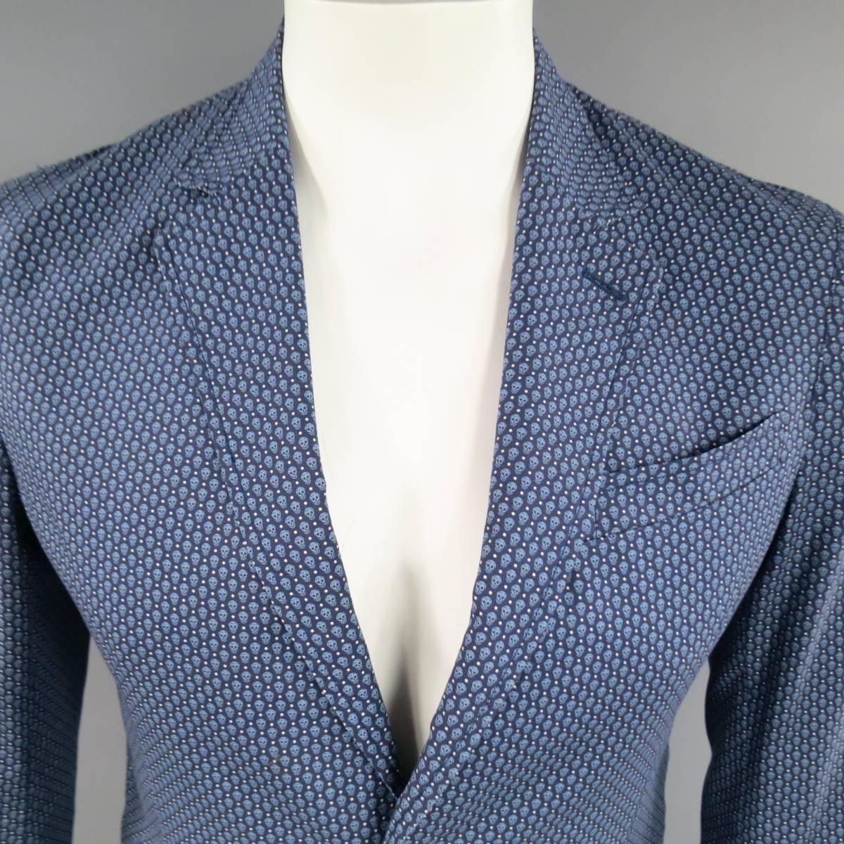 This summer weight ALEXANDER MCQUEEN sport coat comes in navy blue cotton with all over signature skull print and features a notch lapel, two button closure, faux slit pockets and single back vent. Made in Italy.
 
Excellent Pre-Owned Condition.
