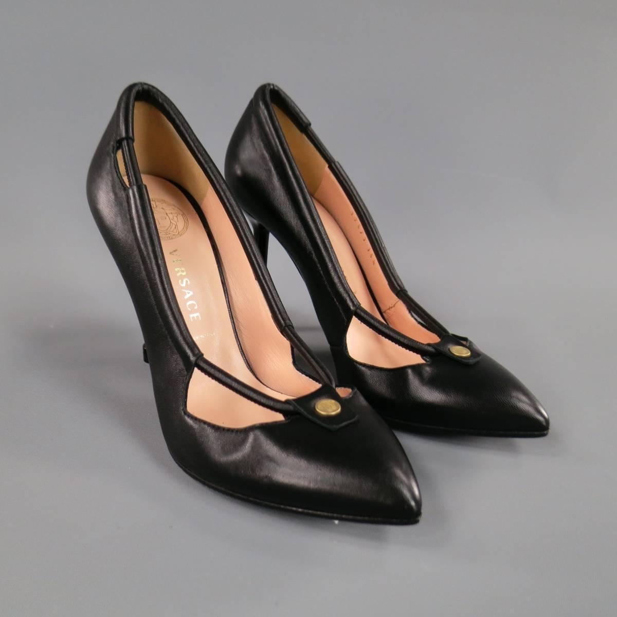 These fabulous VERSACE pumps come in smooth black leather and feature a pointed toe with gold tone engraved Medusa stud, cut outs with elastic band piping, and unique lacquered heel. Made in Italy.
Retails at $520.00.
Excellent Pre-Owned