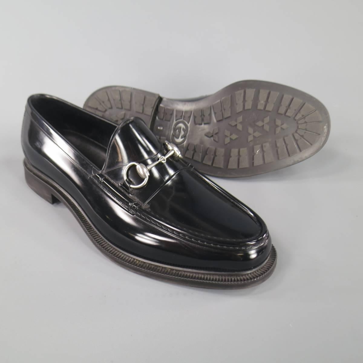 Chic Men's GUCCI loafers in monochromatic black glossy rubber with top stitch tow and silver tone horsebit. Made in Italy.
 
Excellent Pre-Owned Condition.
Marked: UK 9
 
Measurements:
 
Outsole: 12 in X 4.5 in.
