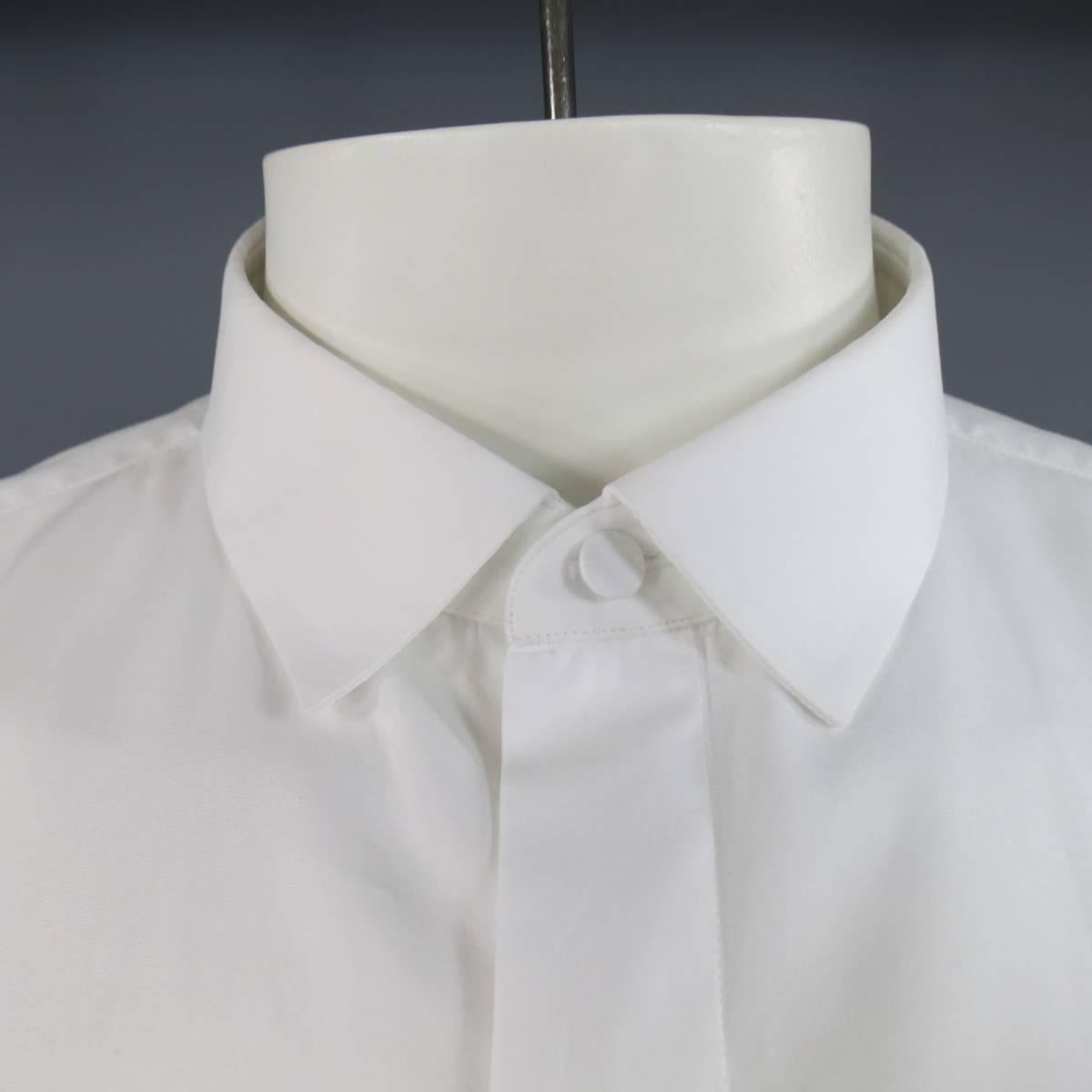 VALENTINO Long Sleeve Shirt consists of cotton material in a white color tone. Designed with a button-up front, slim pointed collar and hidden button trim. Detailed with fabric covered buttons and single button cuffs. Made in Italy.
 
Excellent