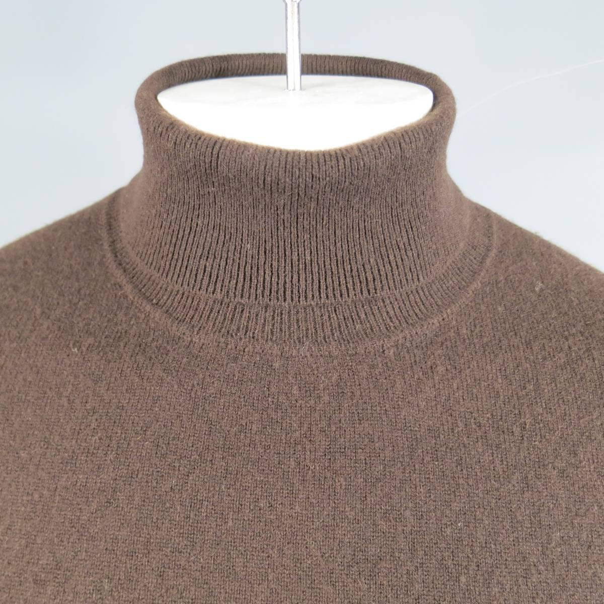 Classic RALPH LAUREN PURPLE LABEL cuffed turtleneck pullover sweater in light weight rich chocolate brown cashmere knit. Made in Italy.
 
Excellent Pre-Owned Condition.
Marked: XL
 
Measurements:
 
Shoulder: 20 in.
Chest: 50 in.
Sleeve: 25