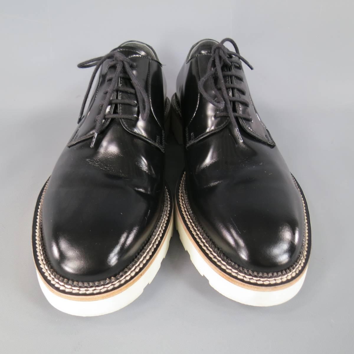 Chic ALEXANDER MCQUEEN derbys in smooth black leather with a stripe of tan and a thick cream rubber sole. Made in Italy.
 
Excellent Pre-Owned Condition.
Marked: IT 45
 
Outsole: 12.65 x 4.75 in.