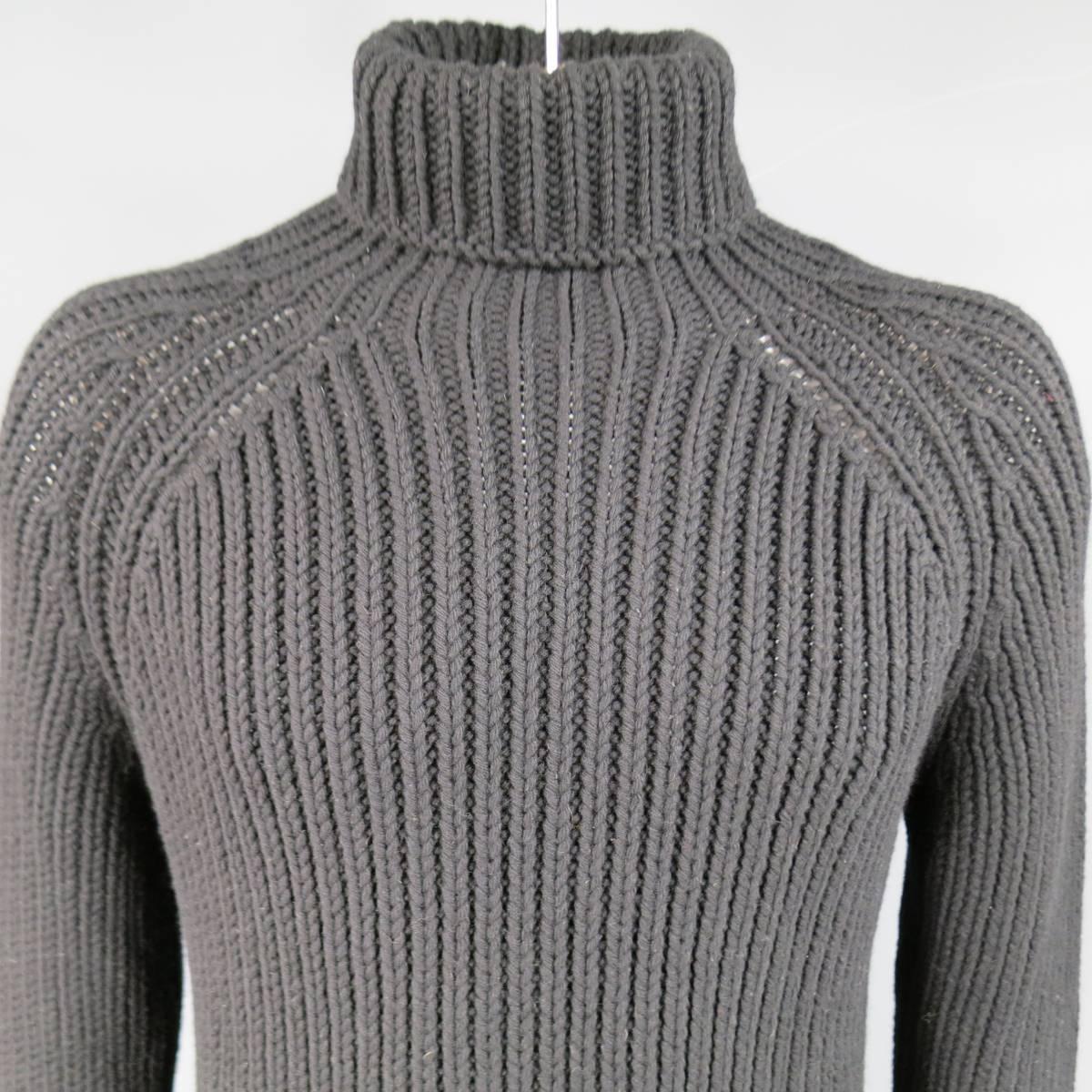 LOUIS VUITTON turtleneck sweater in a chunky cashmere blend knit featuring a fols over neck and raglan sleeves. Made in Italy.
 
Excellent Pre-Owned Condition.
Marked: (No Size)
 
Measurements:
 
Shoulder: 20 in.
Chest: 48 in.
Sleeve: 32