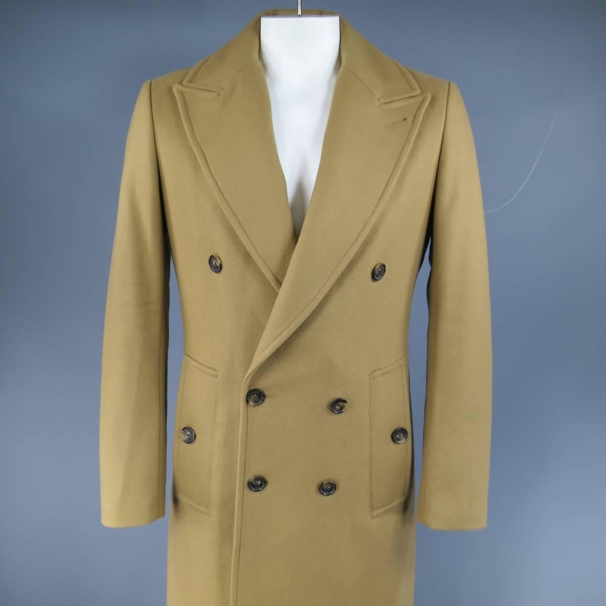 Classic double breasted MICHAEL KORS coat in a tan camel wool blend featuring a peak lapel, double button pockets, and back metal engraved plaque.
 
Excellent Pre-Owned Condition.
Marked: M
 
Measurements:
 
Shoulder: 18 in.
Chest: 44