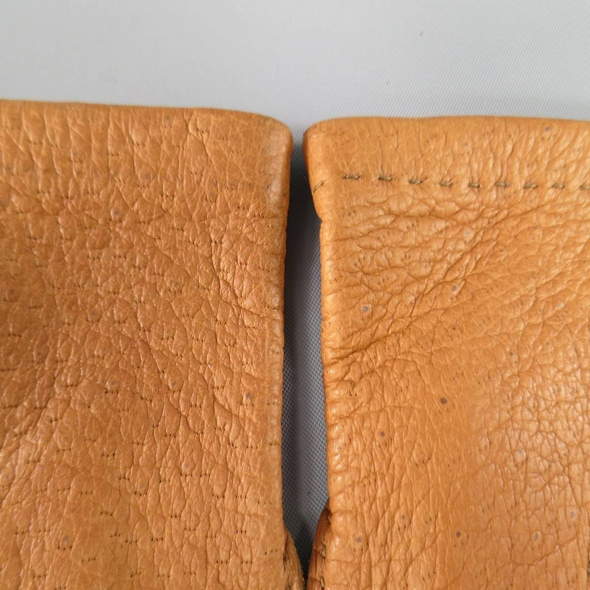 Vintage HERMES gloves in a rich rust tan textured peccary leather with top stitching throughout. Made in France.
 
Excellent  Pre-Owned Condition..
Marked: 7 1/2
 
Measurements:
Length: 9.5 in.
Width: 4 in.
