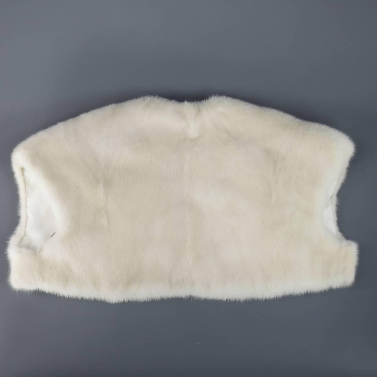 Chic MARY MCFADDEN cropped bolero shrug in off white cream mink fur with satin lining. Made in USA.
Retails at $1250.00.
 
Excellent Pre-Owned Condition.
 
Measurements:
 
Shoulder: 19 in.
Bust: 36 in.
Length: 11 in.