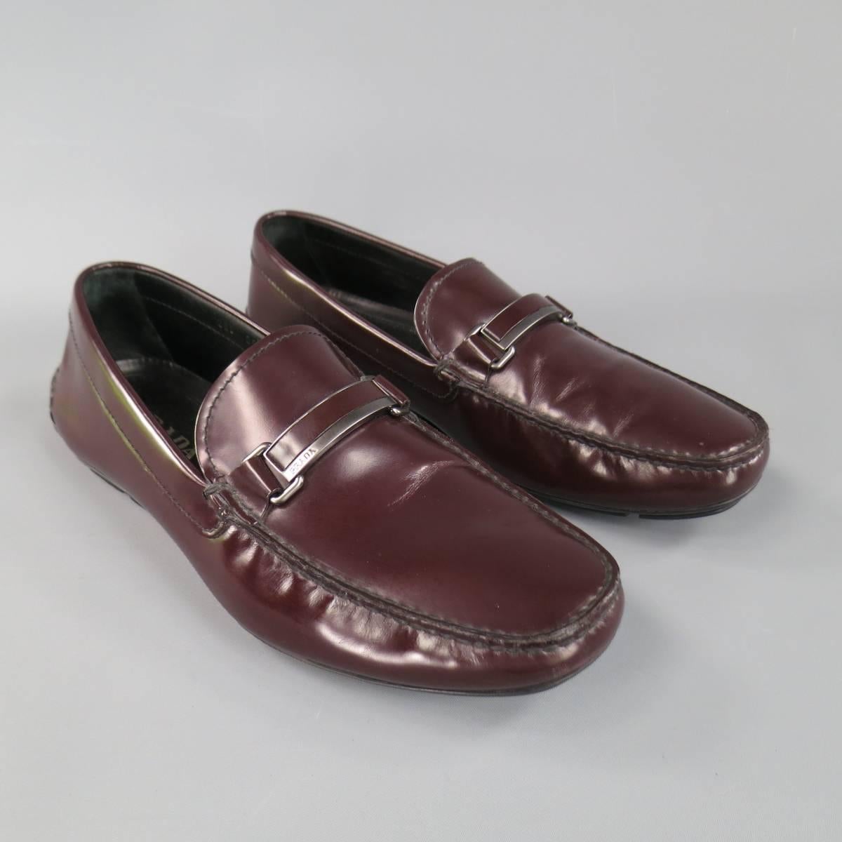 Classic driver sole PRADA loafers in burgundy leather with dark silver tone metal engraved strap. Made in Italy.
 
Excellent Pre-Owned Condition.
Marked: 9
 
Outsole: 12 x 4 in.
