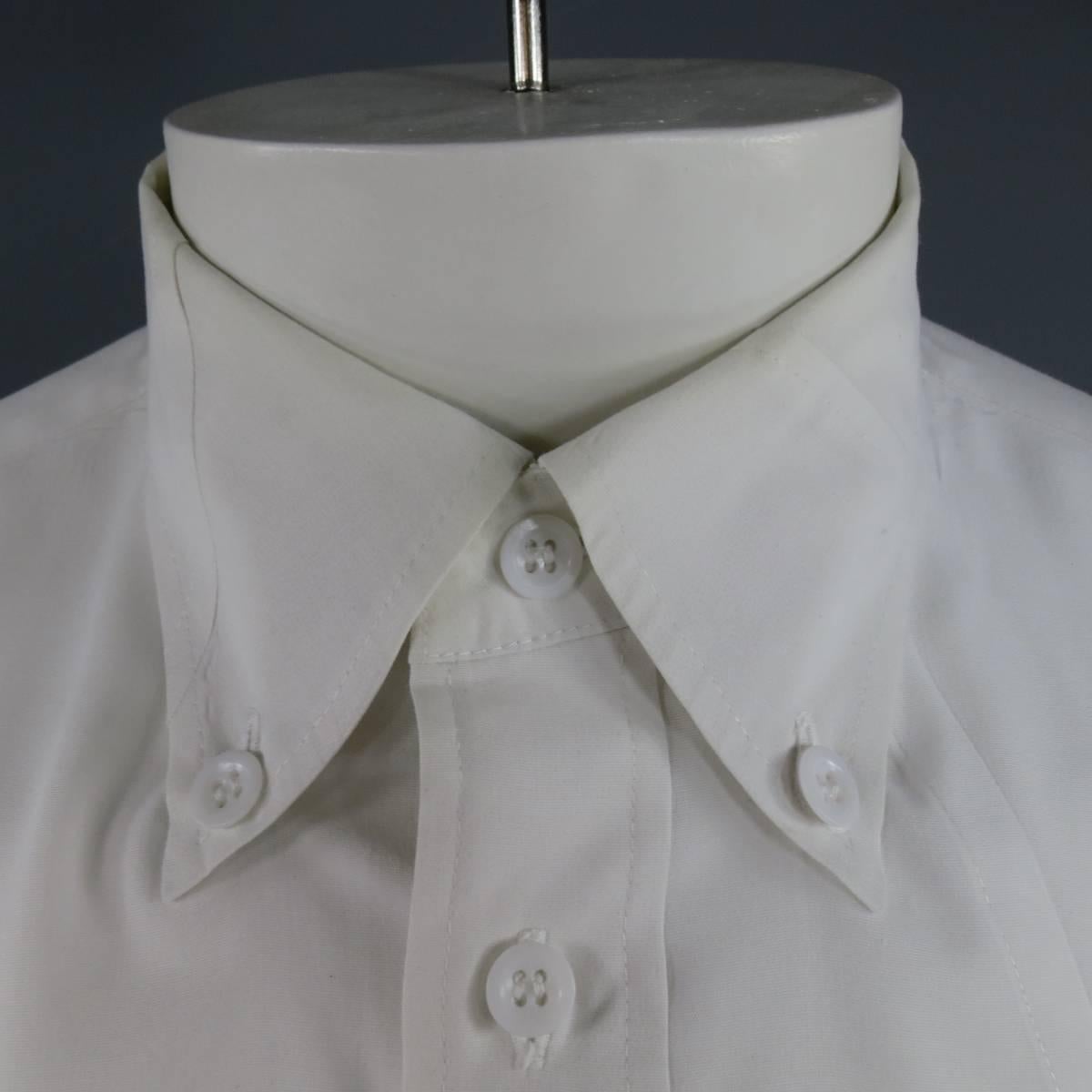 Vintage YOHJI YAMAMOTO shirt in a light weight cotton with a pointed button down collar, white buttons, and all over geometric patchwork construction.
 
Excellent Pre-Owned Condition.
Marked: JP 3
 
Measurements:
 
Shoulder: 18 in.
Chest: 46