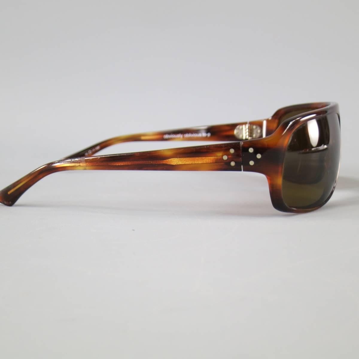 BLINDE Sunglasses consists of acetate material in a tortoiseshell color tone. Designed in a sleek rectangular shape, tan tortoiseshell pattern throughout lens and temples.
Designed by Richard Walker. Comes with original casing. Handmade in Japan.
