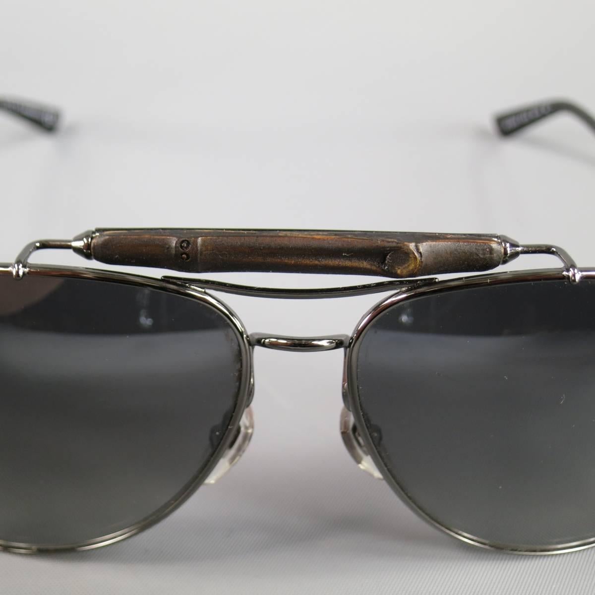 GUCCI Sunglasses consists of metal material in a silver color tone. Designed in classic aviator style, bamboo top brow bar and sleek temple tips. Comes with original casing. Made in Italy.
 
Excellent Pre-Owned Condition 
Marked Style: GG 2235/S

