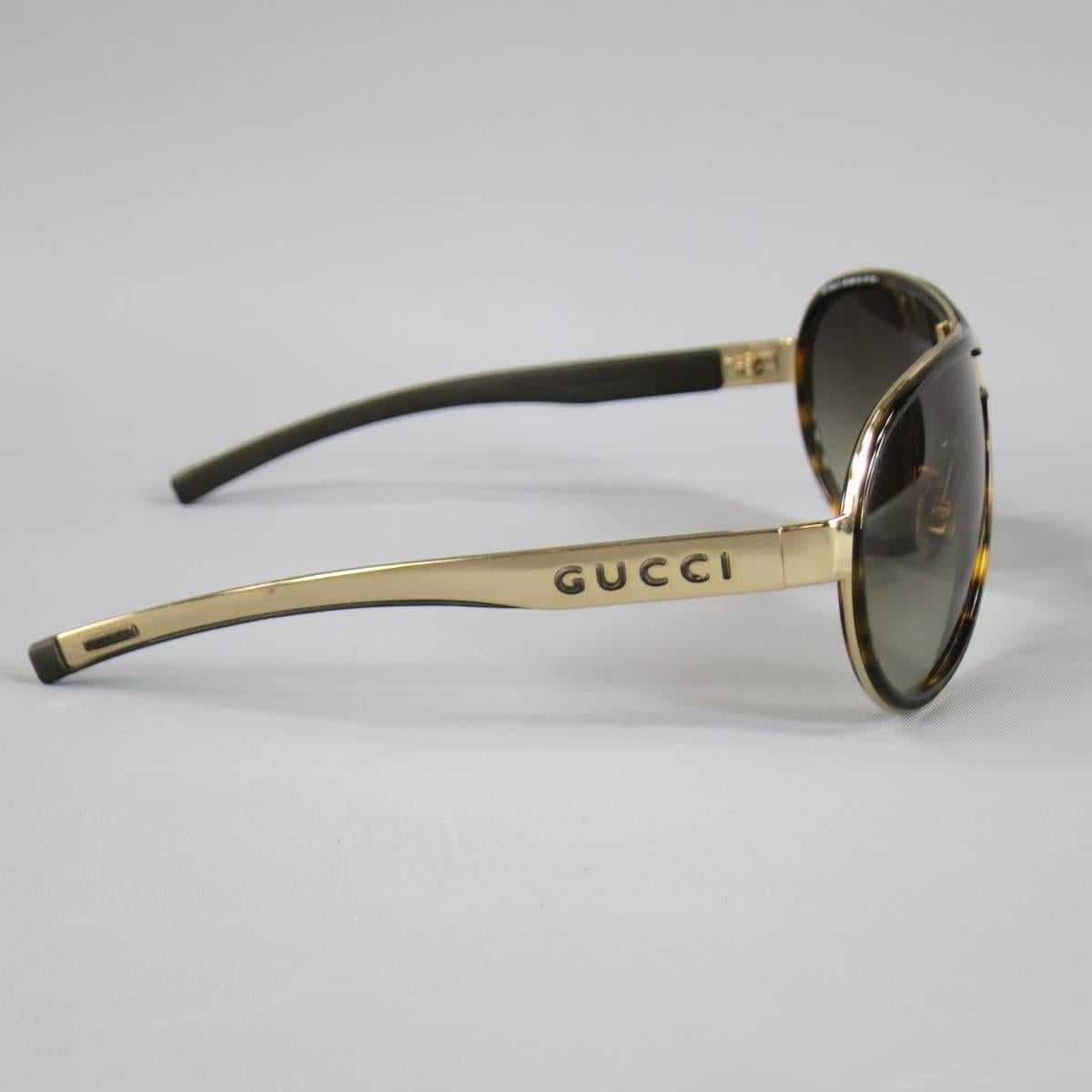 GUCCI Sunglasses consists of acetate and metal material in a tortoiseshell color tone. Designed in a sleek aviator frame, solid gold temples with 