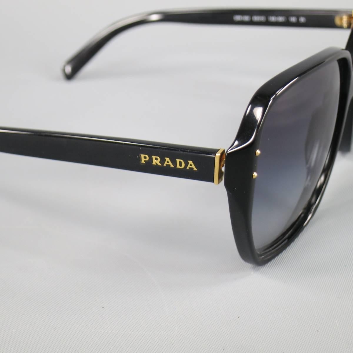 PRADA Sunglasses consists of acetate material in a black color tone. Designed in a oversize square frame, slim temples with 