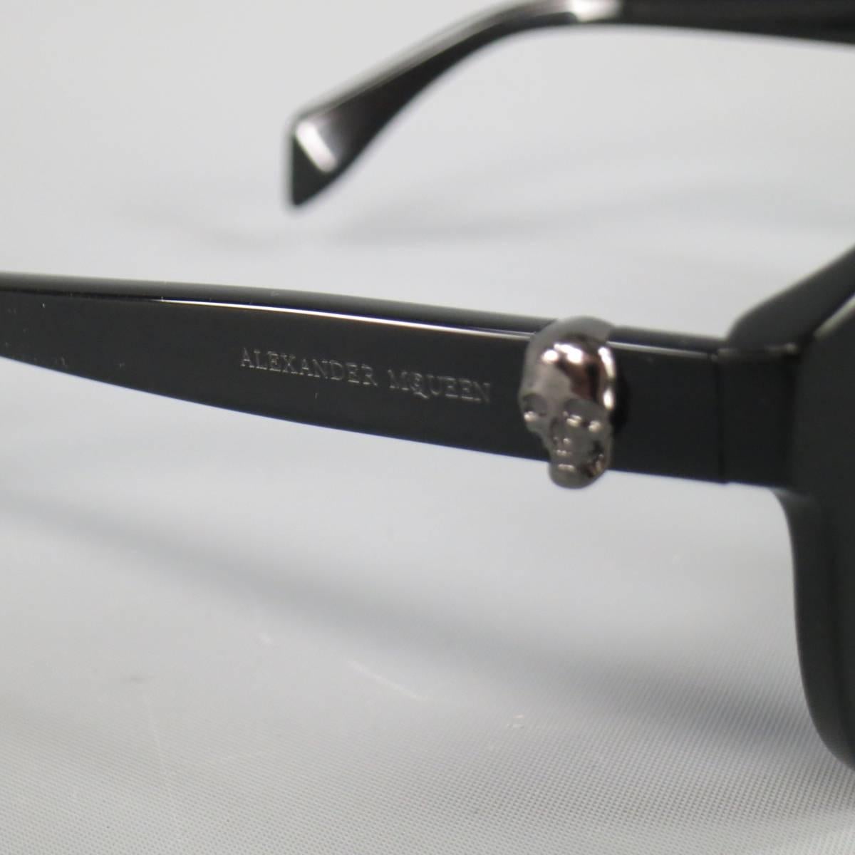 ALEXANDER MCQUEEN Sunglasses consists of acetate material in a black color tone. Designed in a round shape lens, signature skull in silver tone on each temple with logo. UV protection. Comes with original casing. Made in Italy.
 
Good Pre-Owned