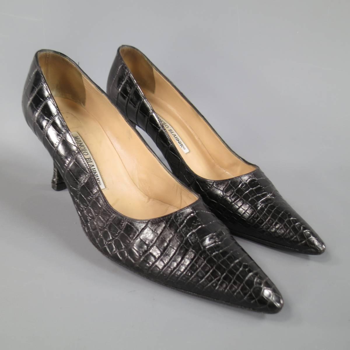 Classic MANOLO BLAHNIK pumps in a black textured alligator skin leather featuring a pointed toe and covered stiletto heel. Resoled. Made in Italy.
Retails: $2,100.00.
 
Good Pre-Owned Condition.
Marked: IT 38
 
Heel: 3 in.