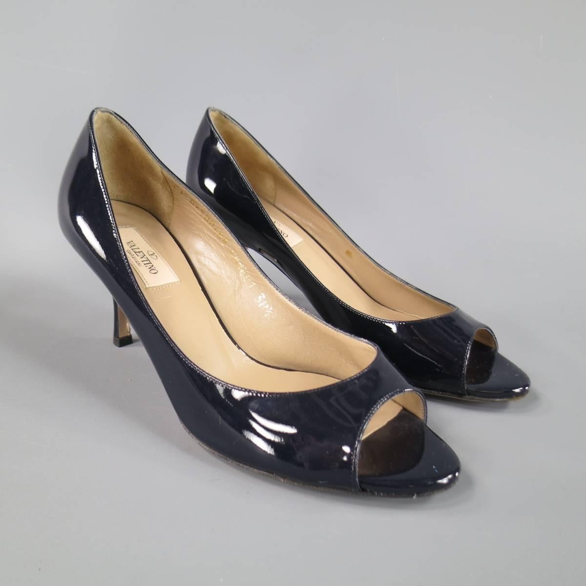 Classic VALENTINO pumps in navy blue patent leather featuring a peep toe and low stiletto heel. Made in Italy.
Retails at $575.00.
 
Excellent Pre-Owned Condition.
Marked: IT 38.5
 
Heel: 3 in.