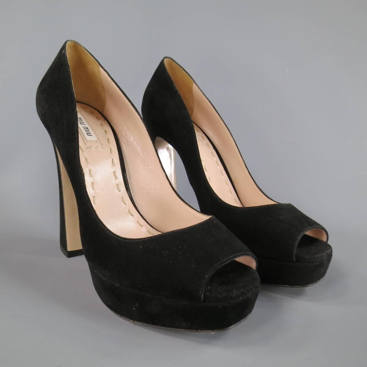 MIU MIU platform pumps in black suede featuring a square peep toe, and thick covered heel. Made in Italy.
Retails at $595.00.
 
New without Tags.
 
Platform: 1 in.
Heel: 5.1 in.