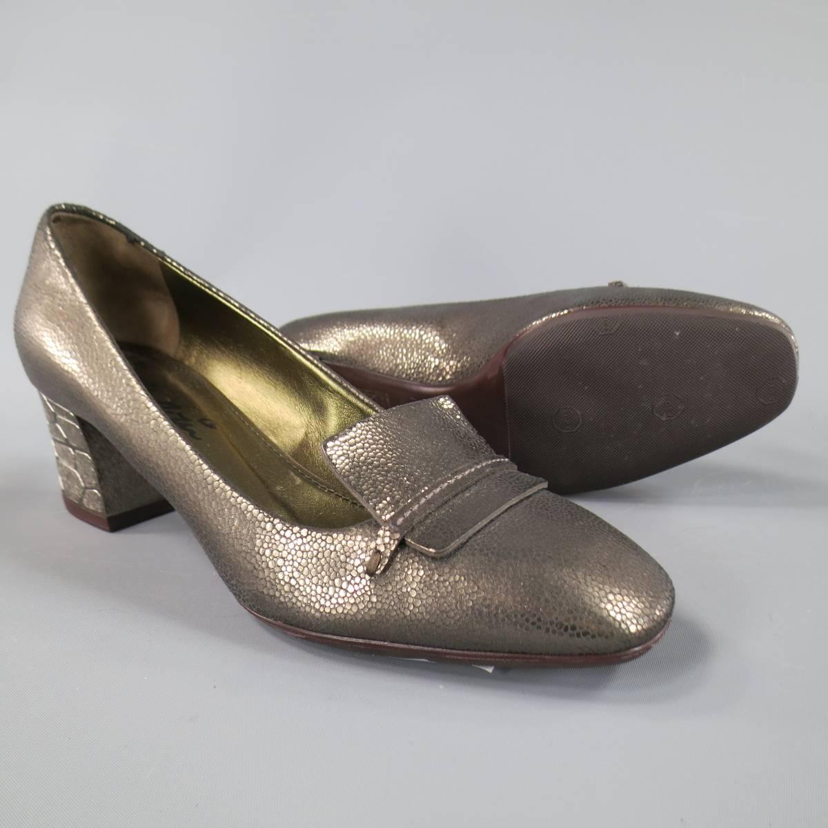 LANVIN pumps in a warm muted silver gold metallic textured leather featuring a square toe, minimalist loafer detail, and chunky metal heel. Made in Italy.
 
Good Pre-Owned Condition.
Marked: IT 39
 
Heel: 2.45 in.