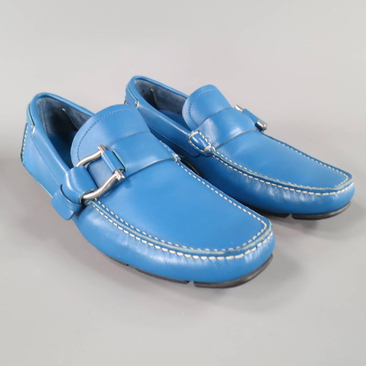 SALVATORE FERRAGAMO Loafer consists of leather material in a light blue color tone. Designed in a square toe front, contrast top stitching and omega buckle. Rubber sole. Made in Italy.
 
Excellent Pre-Owned Condition
Marked Size: D 7
 
Measurements
