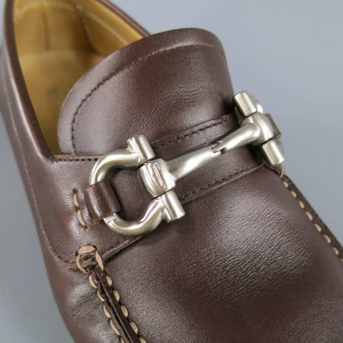 SALVATORE FERRAGAMO Loafer consists of leather material in a brown color tone. Designed in a moc.toe square front with contrast stitching and gancini bit at the upper. Detailed with rubber sole. Made in Italy.
Retails at $475.00.
 
Excellent