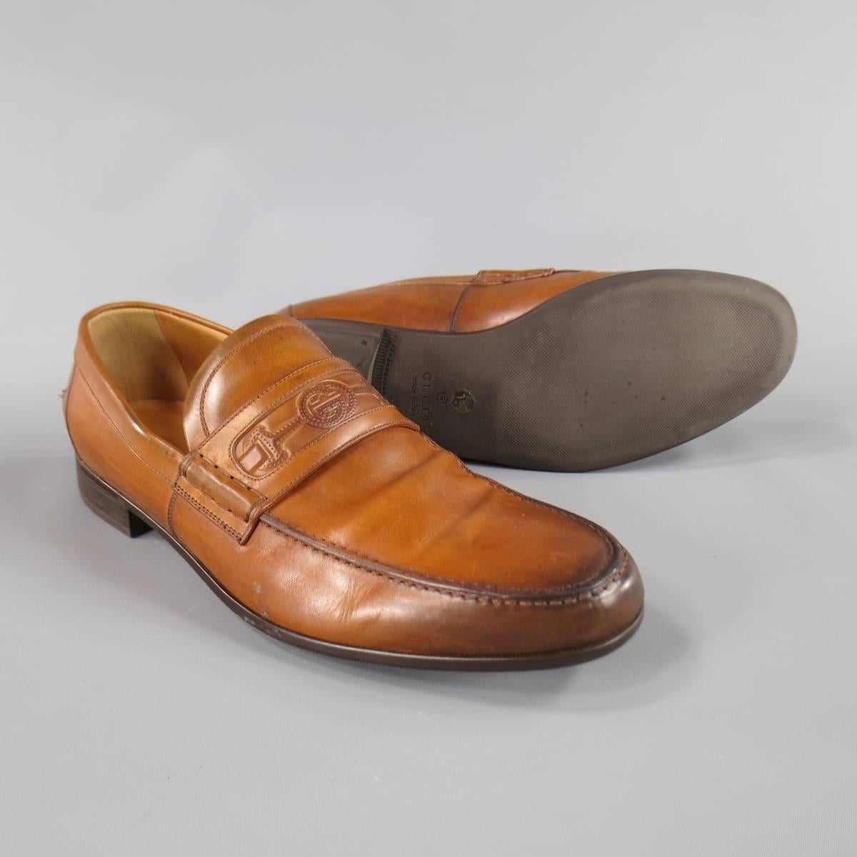GUCCI Loafer consists of leather material in a tan color tone. Designed in a round, moc toe front, burnish pattern and contrast stitching. Detailed with perforated 