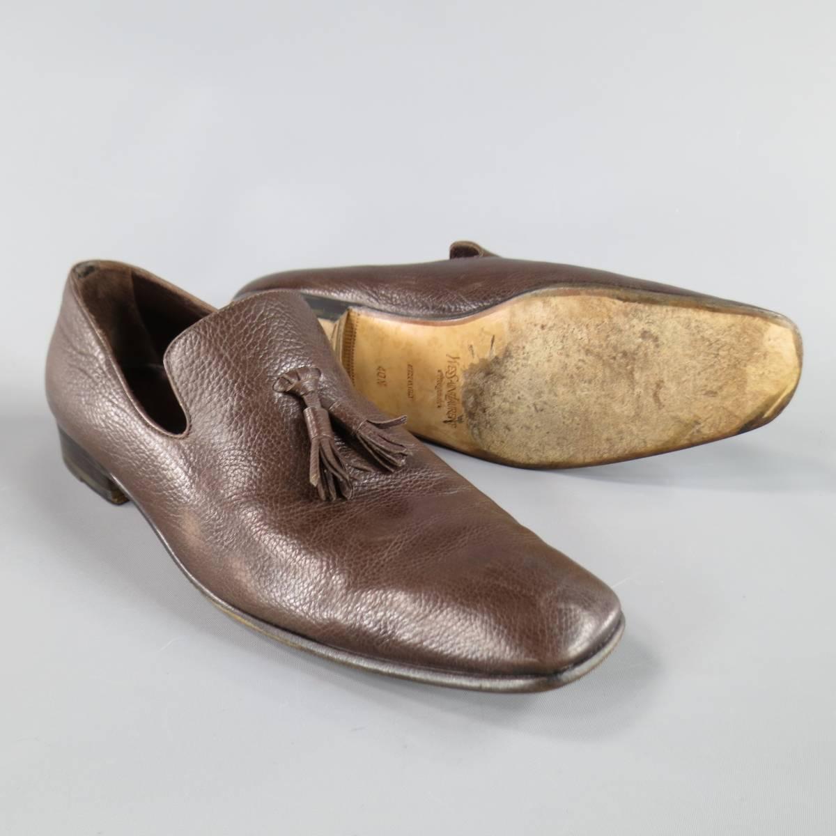YVES SAINT LAURENT Loafers consists of leather material in a brown color tone. Designed in a square toe front, grain textured pattern with double tassels. Detailed with brown leather sole. Made in Italy.
 
Good Pre-Owned Condition 
Marked Size: 40