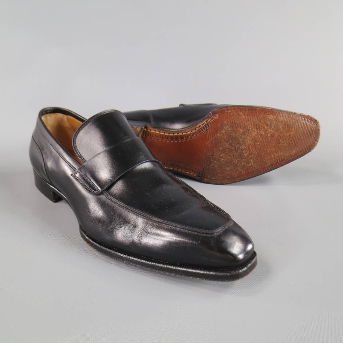 GRAVATI by WILKES BASHFORD Loafers consists of leather material in a black color tone. Designed in a square, moc toe front with tone-on-tone stitching and cut-out trim. Detailed with black leather sole. Made in Italy.
 
Excellent Pre-Owned Condition