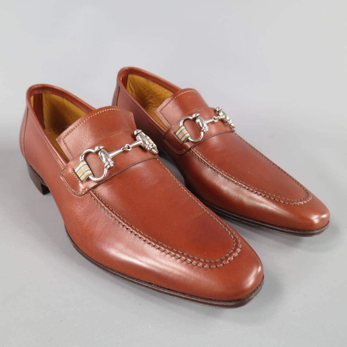 BRAND NEW PAUL STUART Loafers consists of leather material in a cognac brown color tone. Designed in a round moc toe front, top stitching with light accents. Detailed with a silver horse-bit and leather sole. Made in Spain.
 
New Pre-Owned Condition