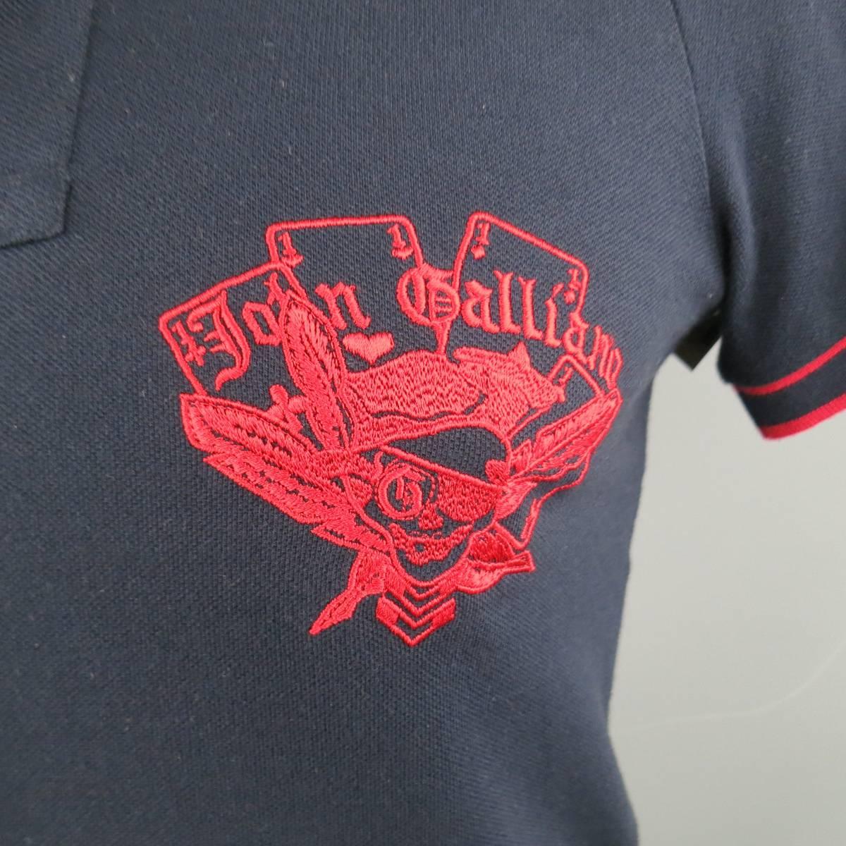 JOHN GALLIANO navy pique polo with red stripe around collar and arm bands featuring a red embroidered skull and playing cards logo and ruffled button front. Made in Italy.
 
Excellent Pre-Owned Condition.
Marked: S
 
Measurements
Shoulder: 19