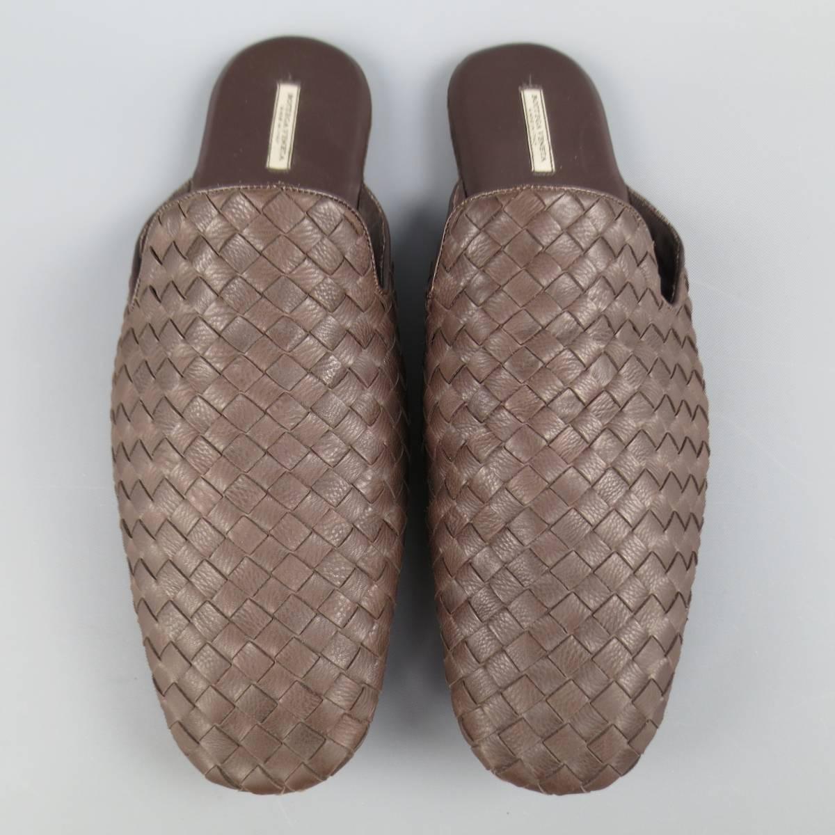 BOTTEGA VENETA loafer slippers in signature brown woven Vachetta leather featuring a squared toe and backless slip on style. Made in Italy.
 
Excellent Pre-Owned Condition.
Marked: IT 43
 
Outsole: 12 x 4 in.
