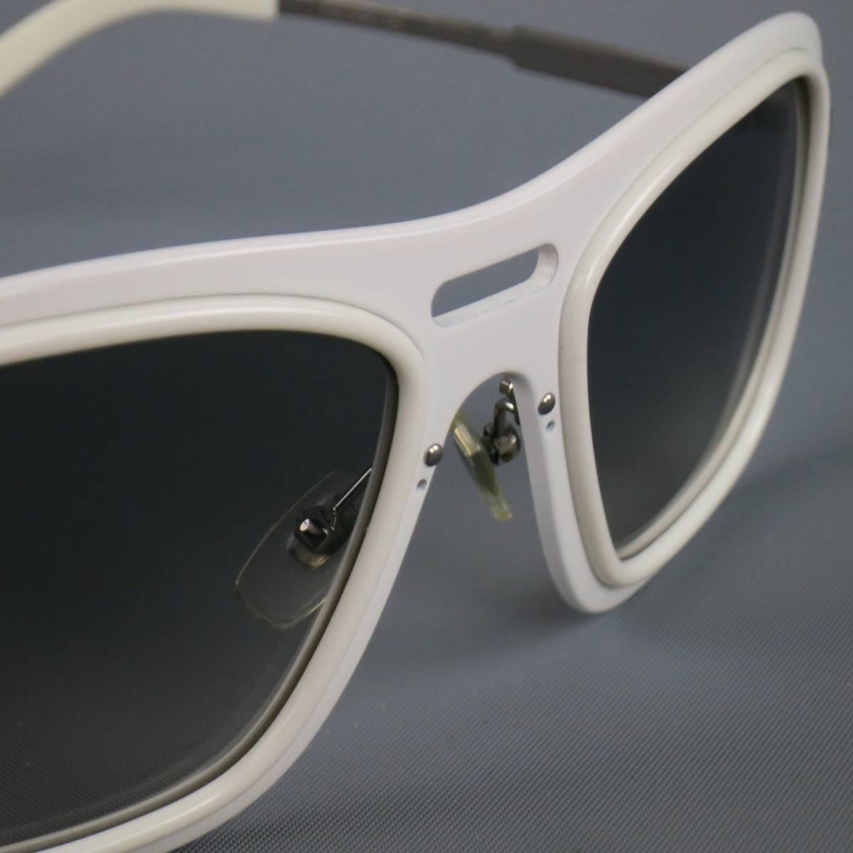 LOUIS VUITTON aviator sunglasses in a light weight white acetate with Damier embossed metal arms. Minor wear on lenses. With case. Hand Made in Italy.
 
Excellent Pre-Owned Condition.
Marked: Z0368U