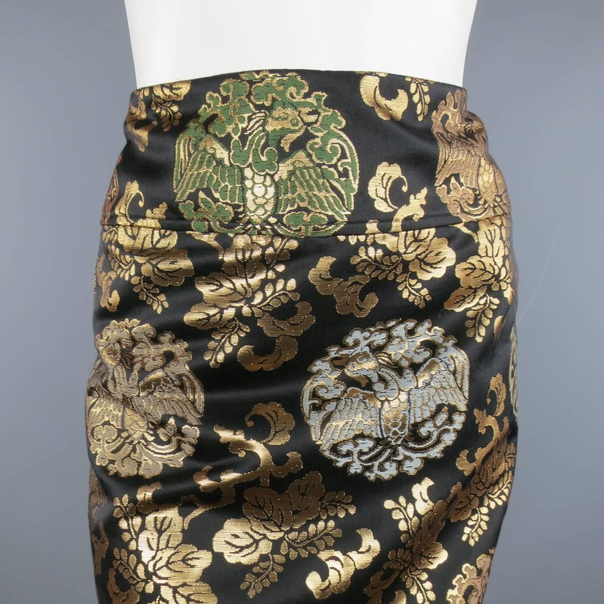 RALPH LAUREN silk, jacquard pencil skirt features a chinoiserie print in metallic gold against solid black. Skirt is fully lined with side zipper closure. Made in USA.
 
Excellent Pre-Owned Condition.
Marked: 10
 
Measurements:
 
Waste: 32 In.
Hips: