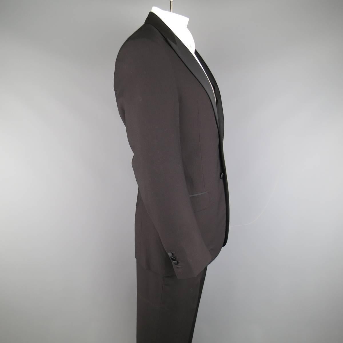 Men's VALENTINO 40 Regular Black Wool & Satin Peak Lapel 2 Button Tuxedo In Excellent Condition In San Francisco, CA