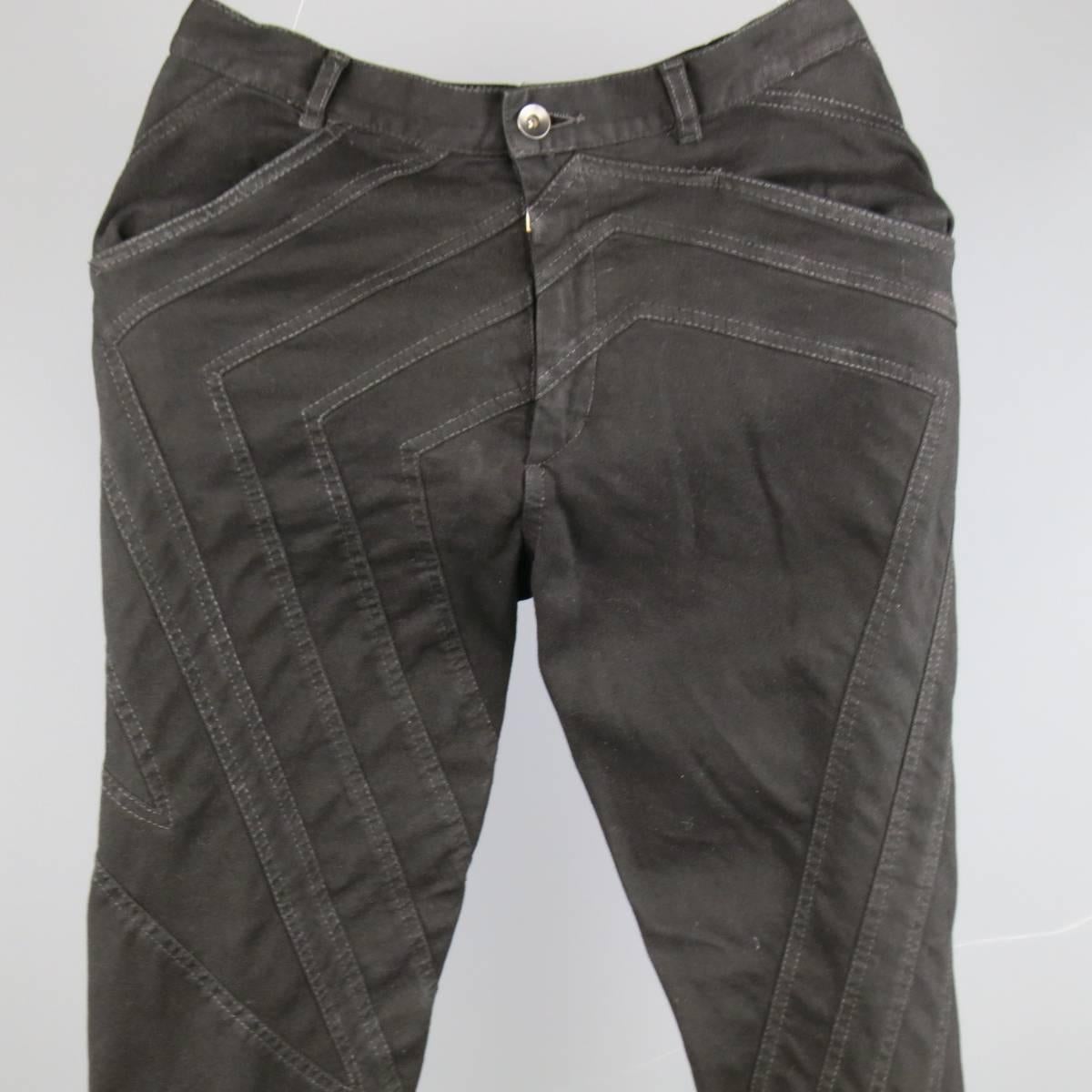 Seltene frühe GARETH PUGH Skinny-Jeans aus weichem, schwarzem, halb beschichtetem Baumwoll-Denim-Twill mit hoher Leibhöhe, Reißverschluss und sternförmigem Patchwork-Panel. Ein Bein ist etwas länger. Wie es ist. Hergestellt in Italien.
 
Guter
