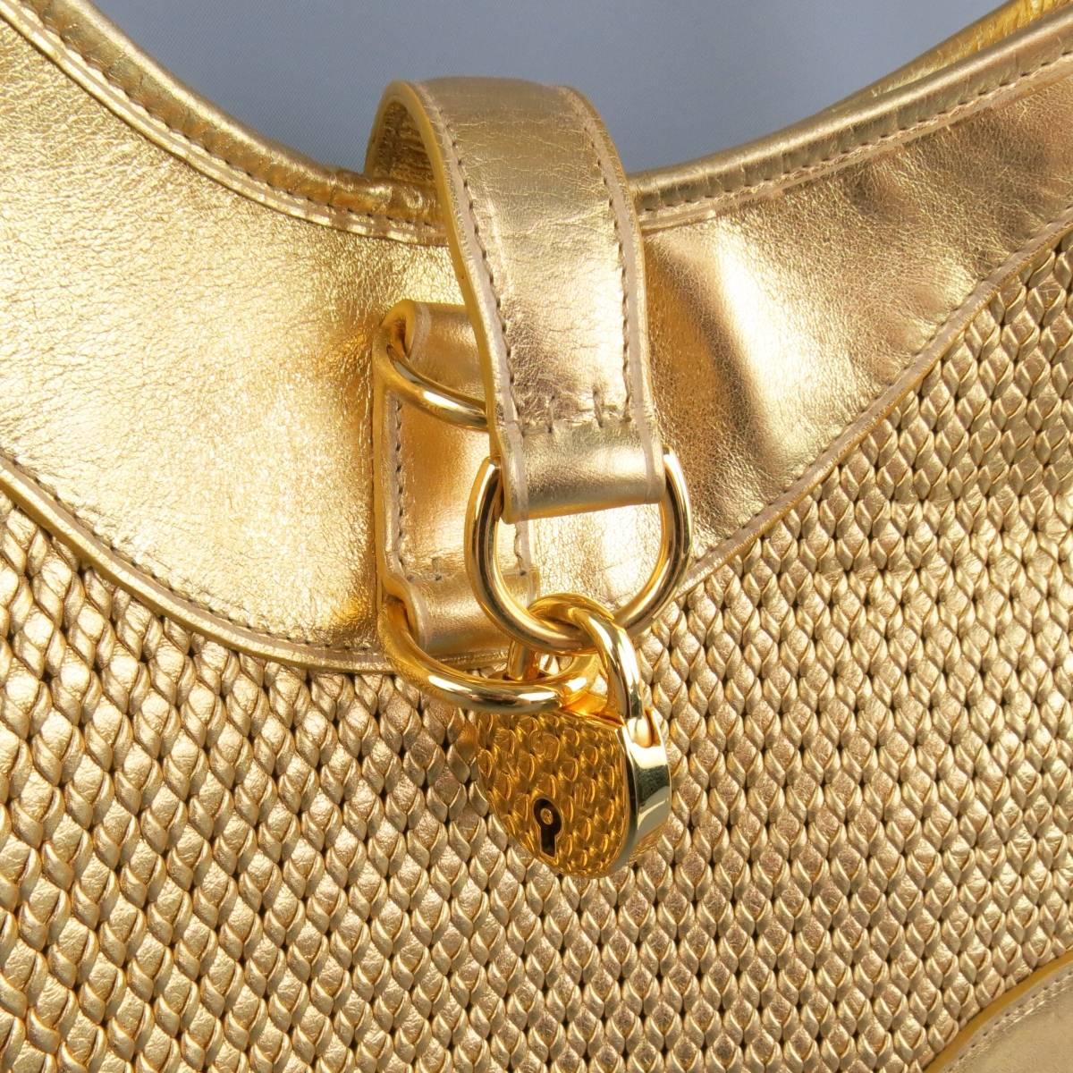 RALPH LAUREN COLLECTION leather metallic gold shoulder bad features a woven texture, embossed 'Ralph Lauren' lock with clochette and two keys. Interior snap pocket. Minor wear on strap. Retails at $1995.00.
 
Excellent Pre-Owned Condition.
