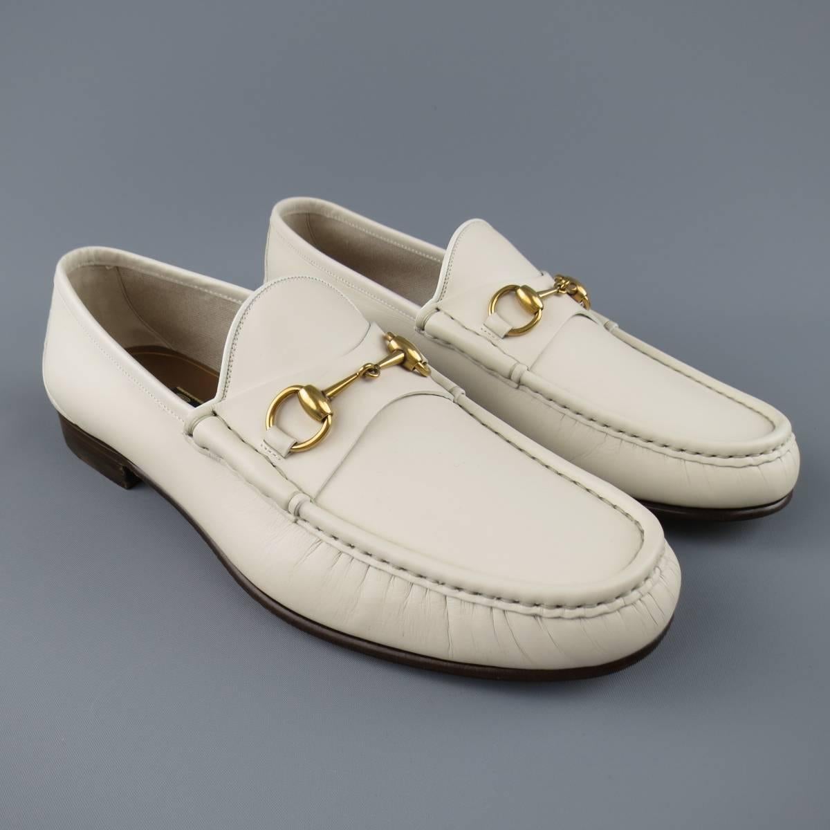 Classic GUCCI loafers in a light off white creamy beige matte leather with  yellow gold tone horsbit. With Box. Made in Italy. 
 
New with Box. Retails at $790.00.
Marked: 10.5