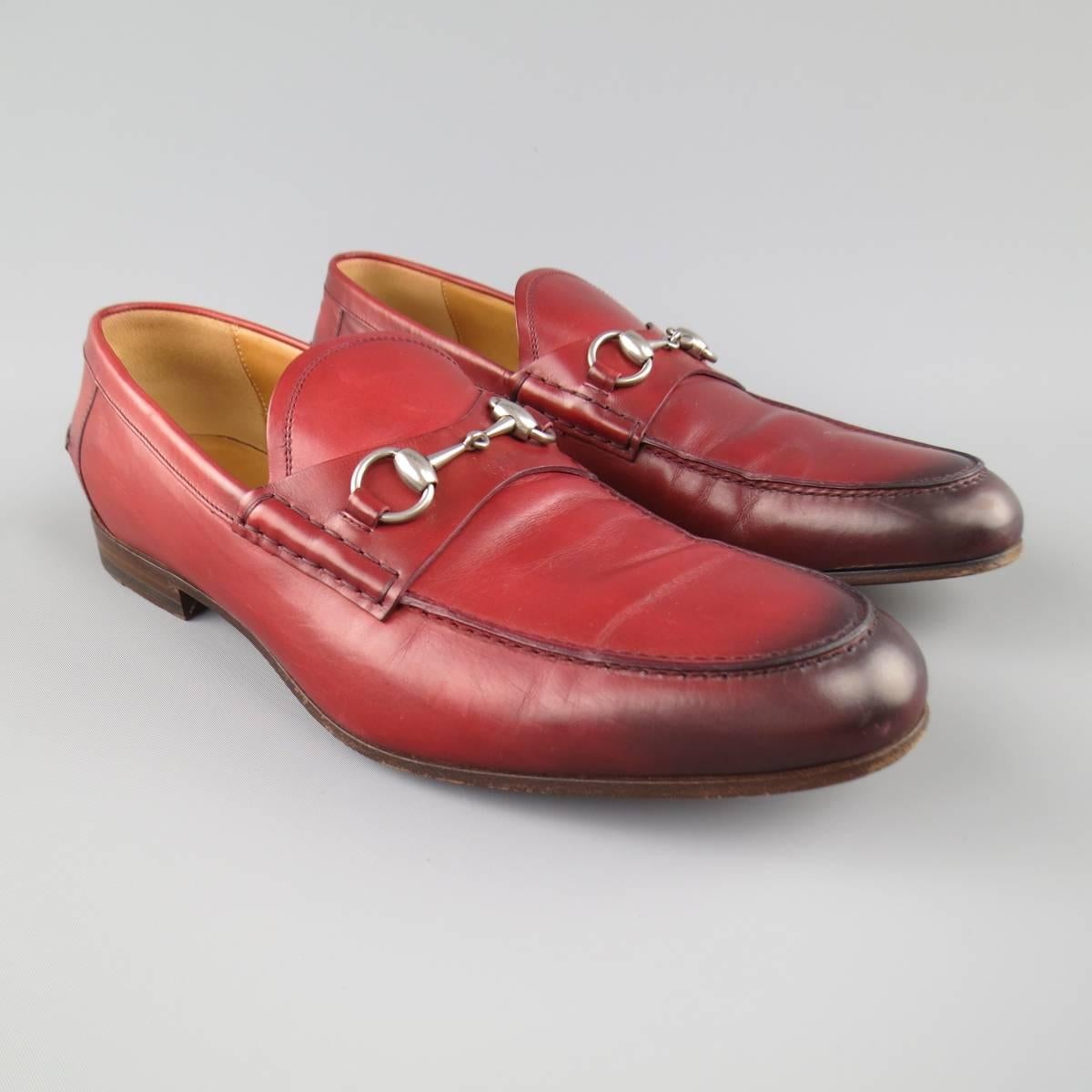 GUCCI Loafers consists of leather material in a brick color tone. Designed with a silver horse-bit, moc-stitching and burnish color pattern. Leather lining and sole. Wear throughout. Comes with original box and cloth bag. Made in Italy.
 
Good