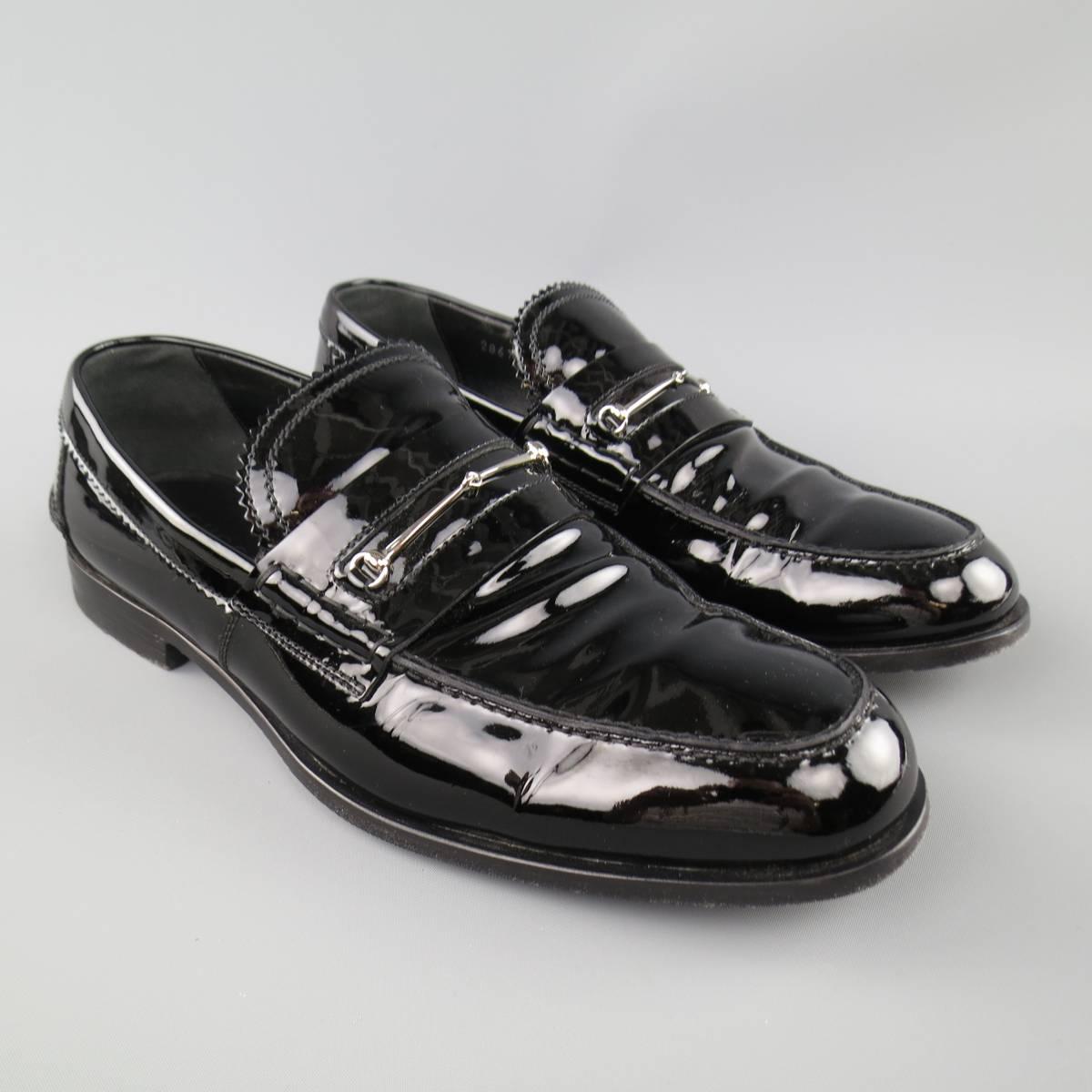 GUCCI Loafers consists of patent leather material in a black color tone. Designed in a round toe, moc stitching with silver horse bit. Tone-on-tone stitching. Leather lining and sole. Comes with original box and cloth bag. Made in Italy.
 
Good