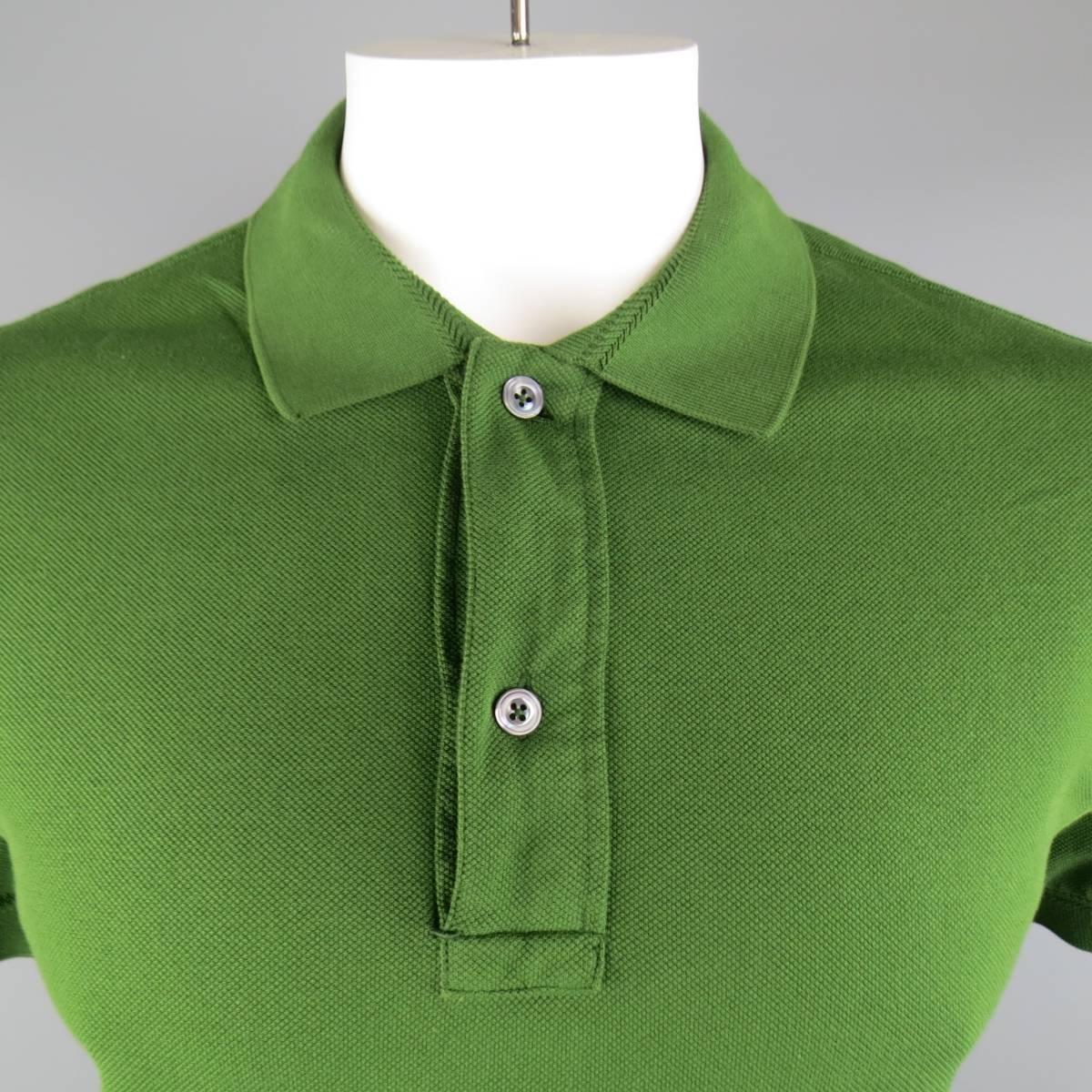 TOM FORD polo comes in green cotton pique material with TF logo at hem. Made in Portugal.
 
Excellent Pre-Owned Condition
Marked Size: 56 IT
 
Measurements
 
Shoulders: 19 in.
Sleeve: 9 in.
Chest: 46 in.
Length: 29 in.