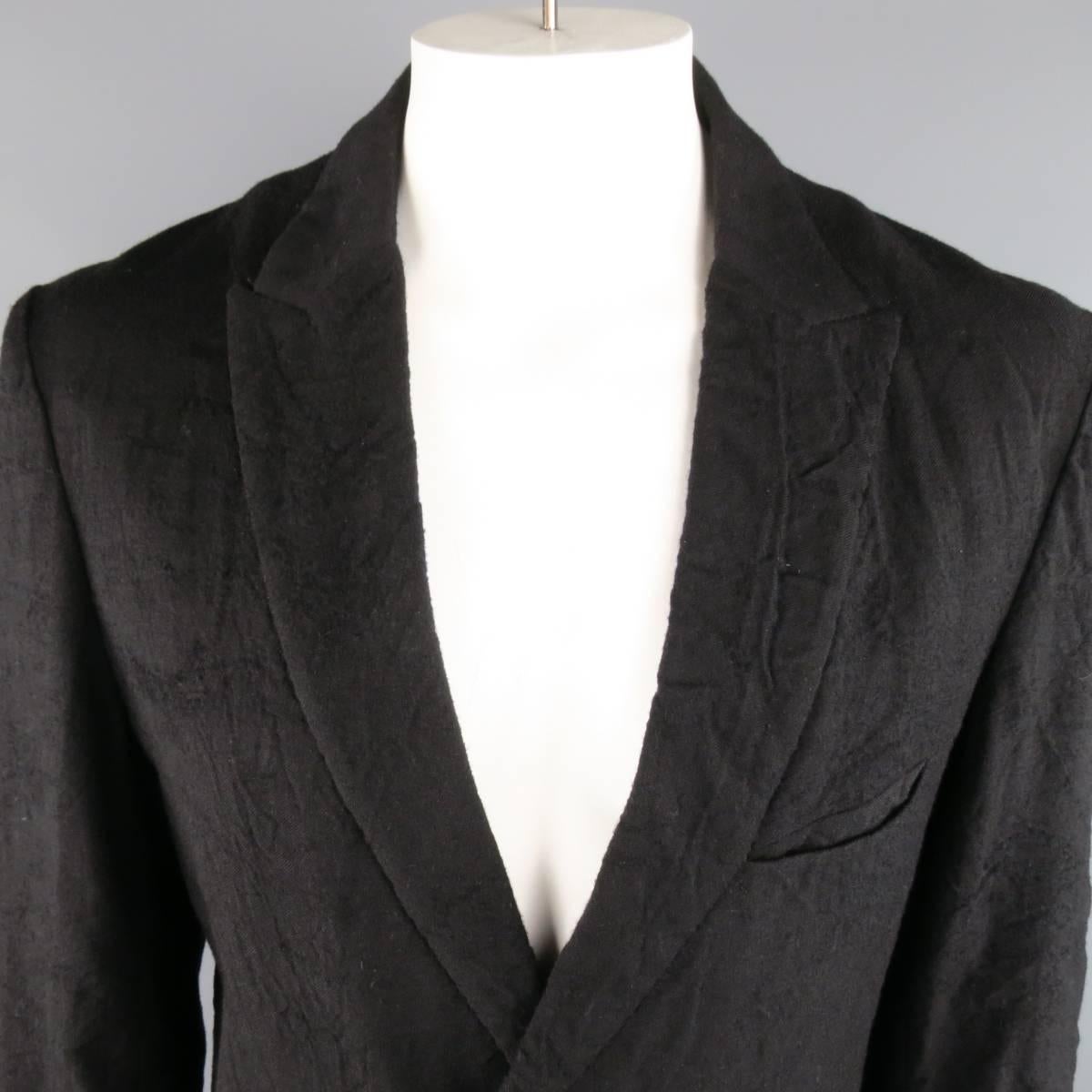 FORME d'expression Jacket consists of wool material in a black color tone. Designed in a peak lapel collar, single button front and bottom inseam pockets. Detailed with
4-button cuffs, single back vent and full construction lining. Made in