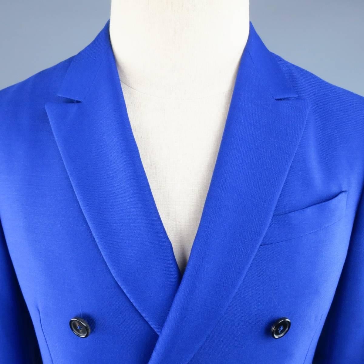 JIL SANDER sport coat in a brilliant royal blue structured wool mohair blend fabric featuring a peak lapel, double breasted closure, and double vented back. With Tags. Made in Italy.
 
Excellent Pre-Owned Condition.
Marked: IT 46
