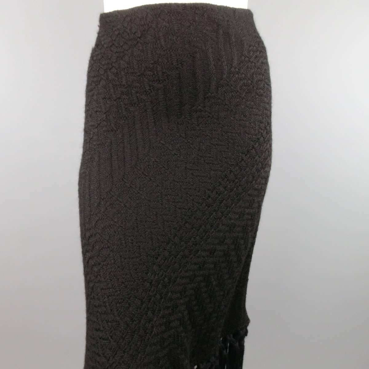 DOLCE & GABBANA winter skirt in a heavy textured wool fabric featuring an A line silhouette and tassel fringe trim. Silk lined. Made in Italy.
 
Excellent Pre-Owned Condition.
Marked: IT 48
 
Measurements:
 
Waist: 31 in.
Hip: 44 in.
Length