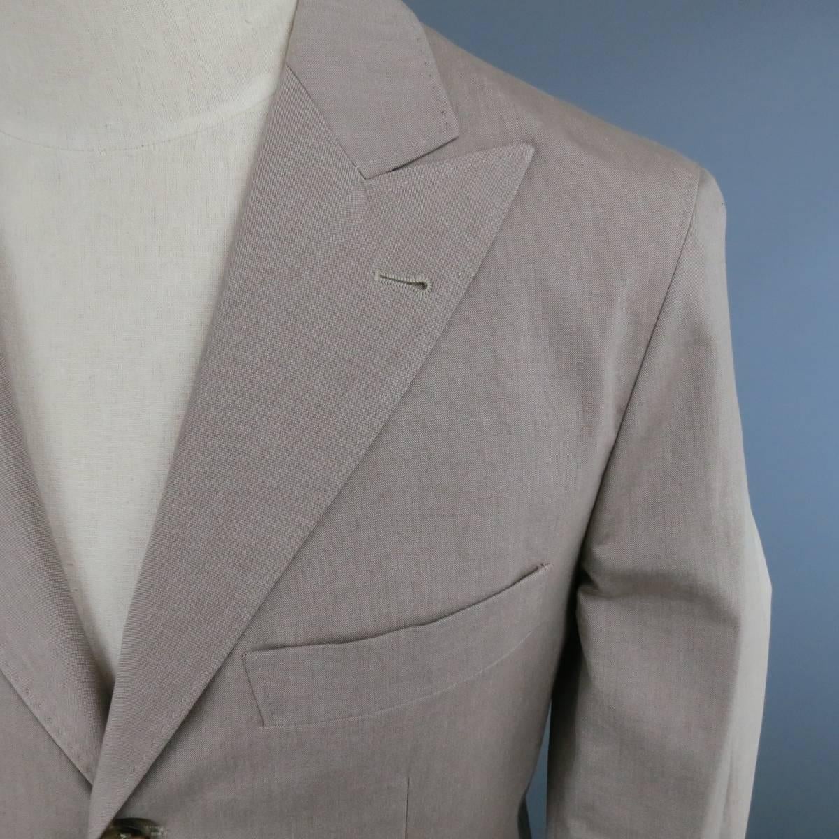 This BRUNELLO CUCINELLI 3 Button sports coat features a pick lapel, Half inside construction with front patch pockets. Made in Italy.
 
Excellent Pre- Owned Condition.
Tag: 46
 
Measurements:
 
Shoulder: 16 1/2 in
Chest : 36 in.
Length: 29 in
Arm: