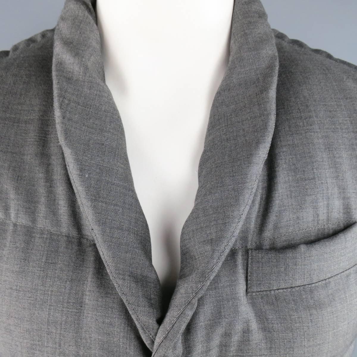 BRUNELLO CUCINELLI Puff Vest consists of wool material in a grey color tone. Designed in a high collar, 3-button front and quilted stitching. Detailed with top pocket and bottom flap pockets. Made in Italy.
 
Excellent Pre-Owned Condition
Marked