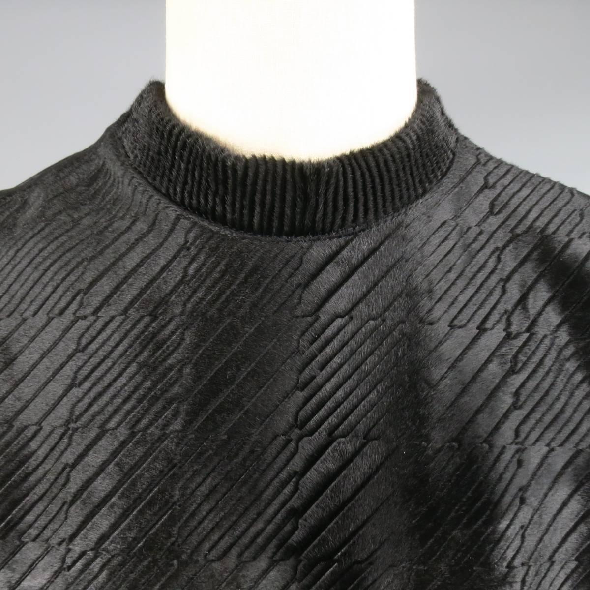 Calvin Klein Collection Men's pullover in a modern houndstooth embossed structured pony hair leather featuring thick ribbed cuffs and a high crewneck with zip closure. Made in Italy.
 
Good Pre-Owned Condition.
Marked: 48/38
 
Measurements:

