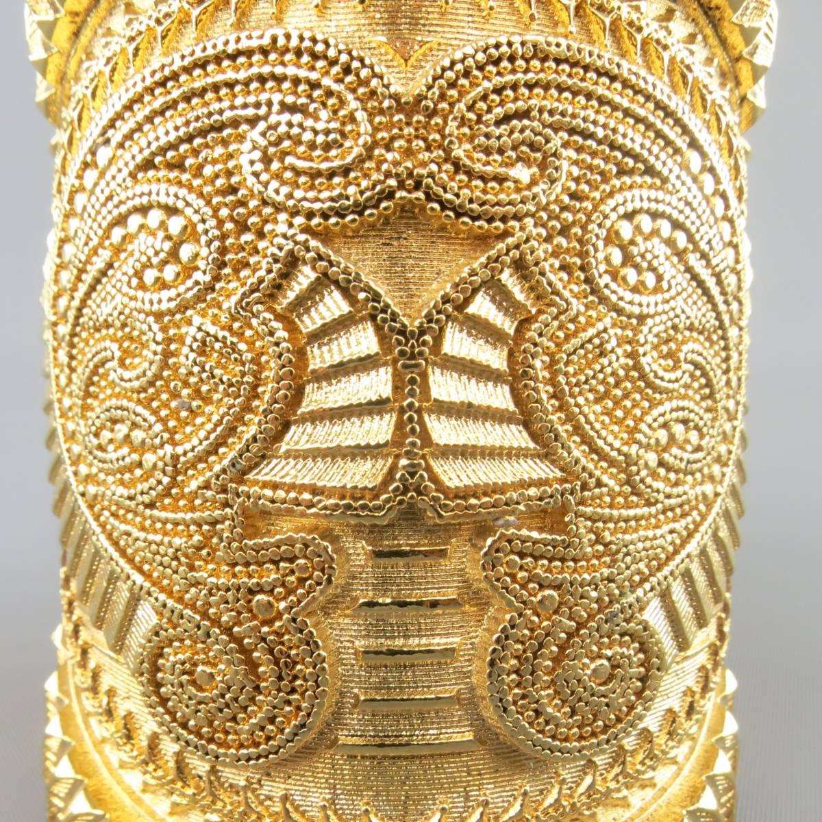 BALMAIN 2012 Collection cuff by designer Stephanie Manchette comes in a yellow gold tone brass with intricate engraving throughout. Includes box, dust bag, and authentication card.
 
New with Tags.
 
Height: 3.75 in.
Around: 8.5 in.
Fits: 7 in.

